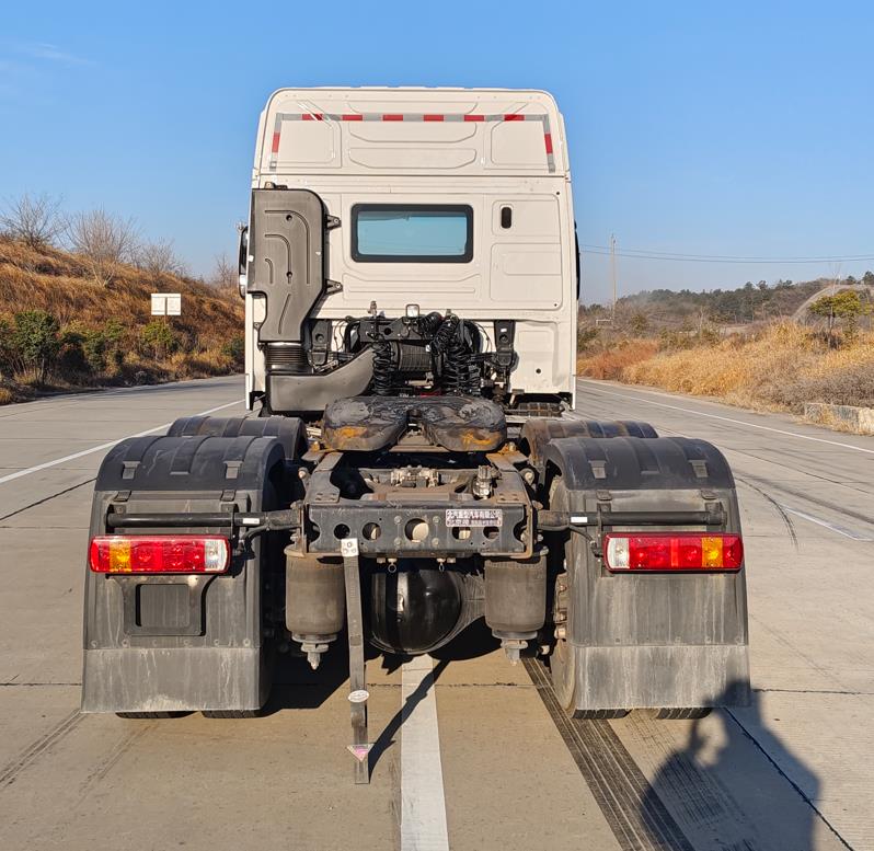 BJ4250D6CP-10 北京牌480马力后双桥,后八轮柴油国六危险品半挂牵引车图片