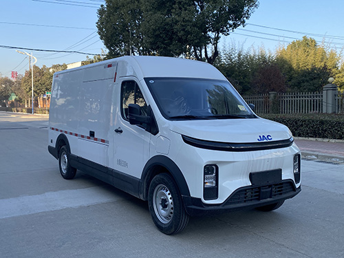 龙牧双星牌LMX5030TSYHFCBEV纯电动宿营车