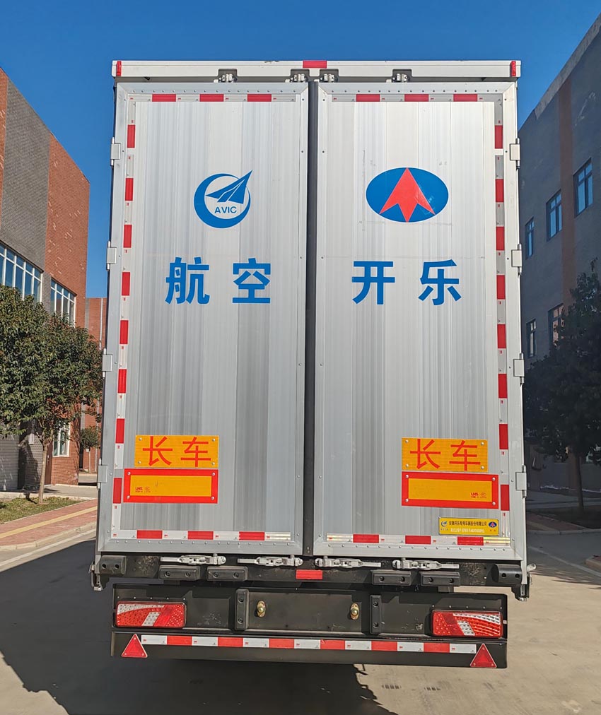 厢式运输中置轴挂车图片
