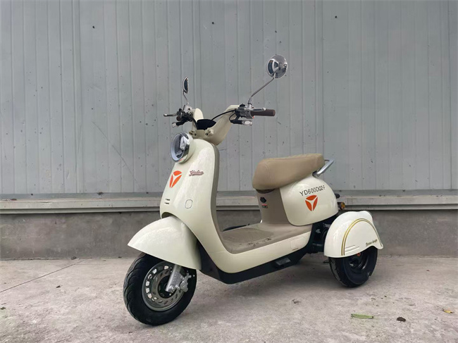 YD600DQZ-F 雅迪牌纯电动前盘式后鼓式电动正三轮轻便摩托车图片