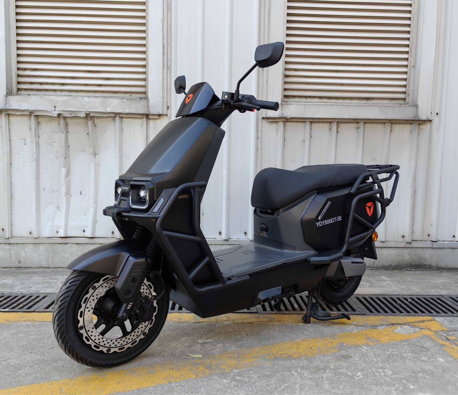 YD1500DT-5E 雅迪牌纯电动前盘式后盘式电动两轮摩托车图片