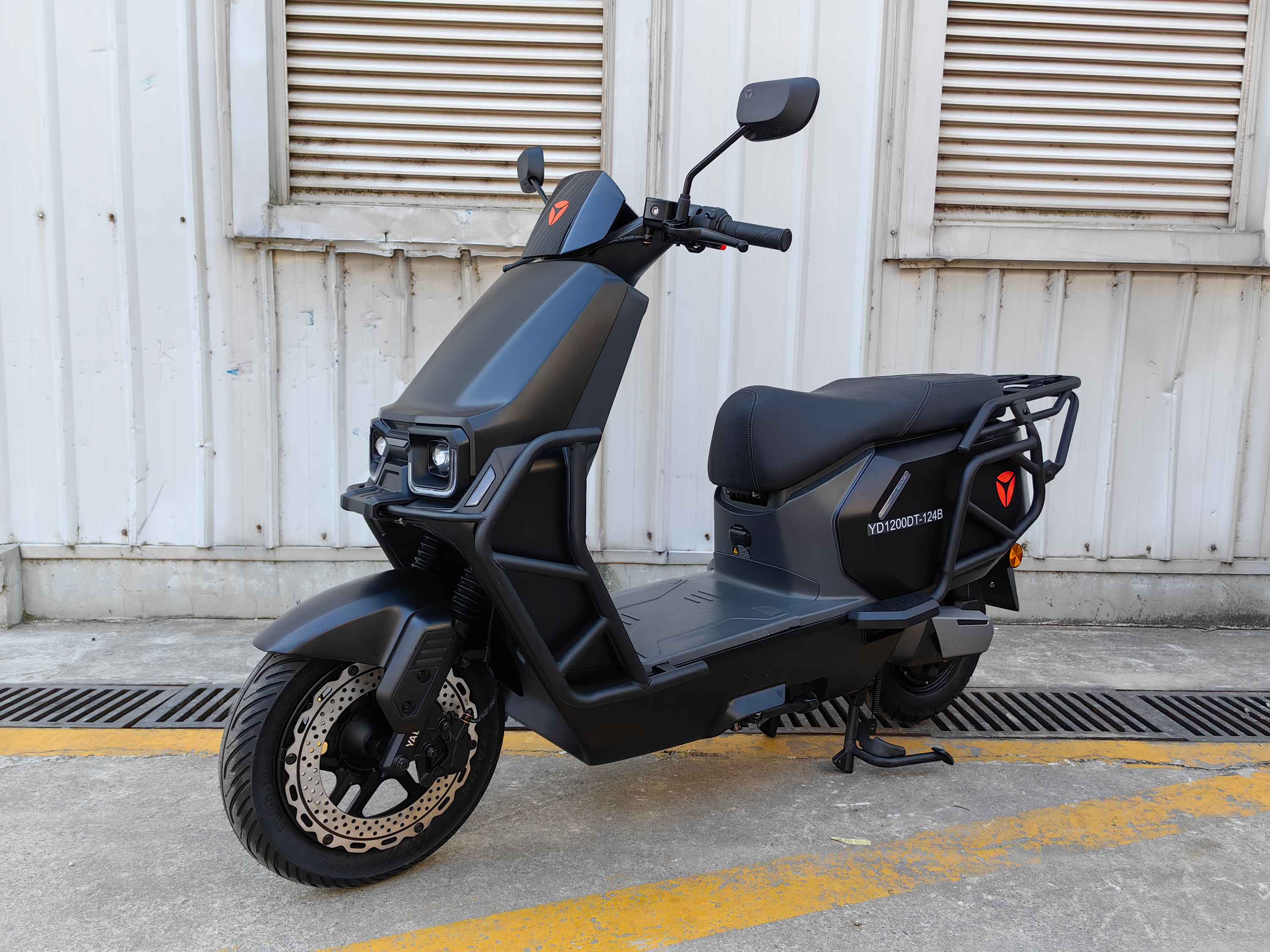 YD1200DT-124B 雅迪牌纯电动前盘式后盘式电动两轮摩托车图片
