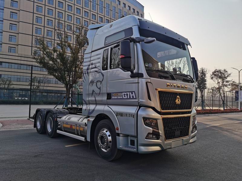 汕德卡牌 630马力 牵引汽车(ZZ4256Y384HF1LB1)