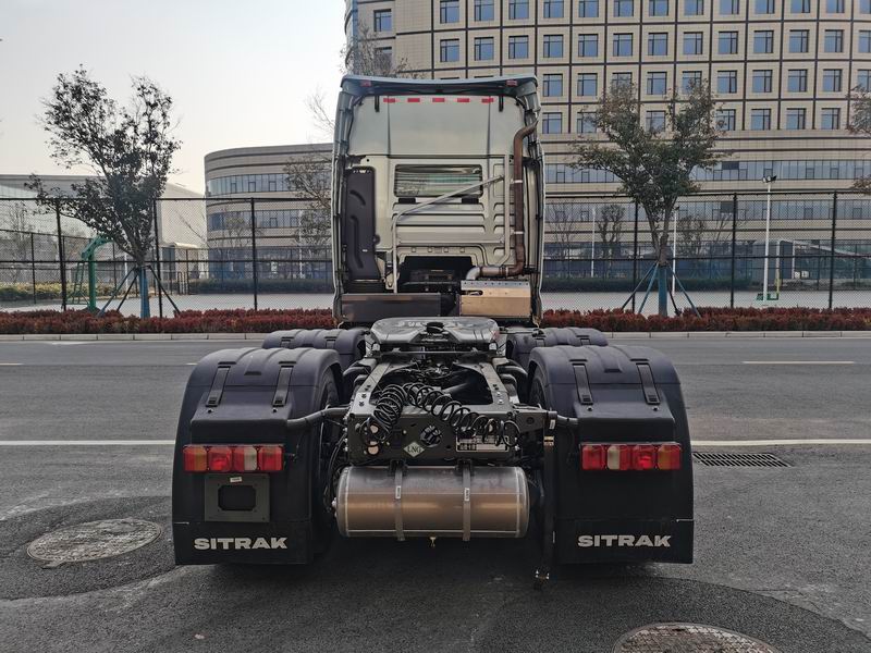 ZZ4256Y384HF1LB1 汕德卡牌630马力后双桥,后八轮LNG国六牵引汽车图片