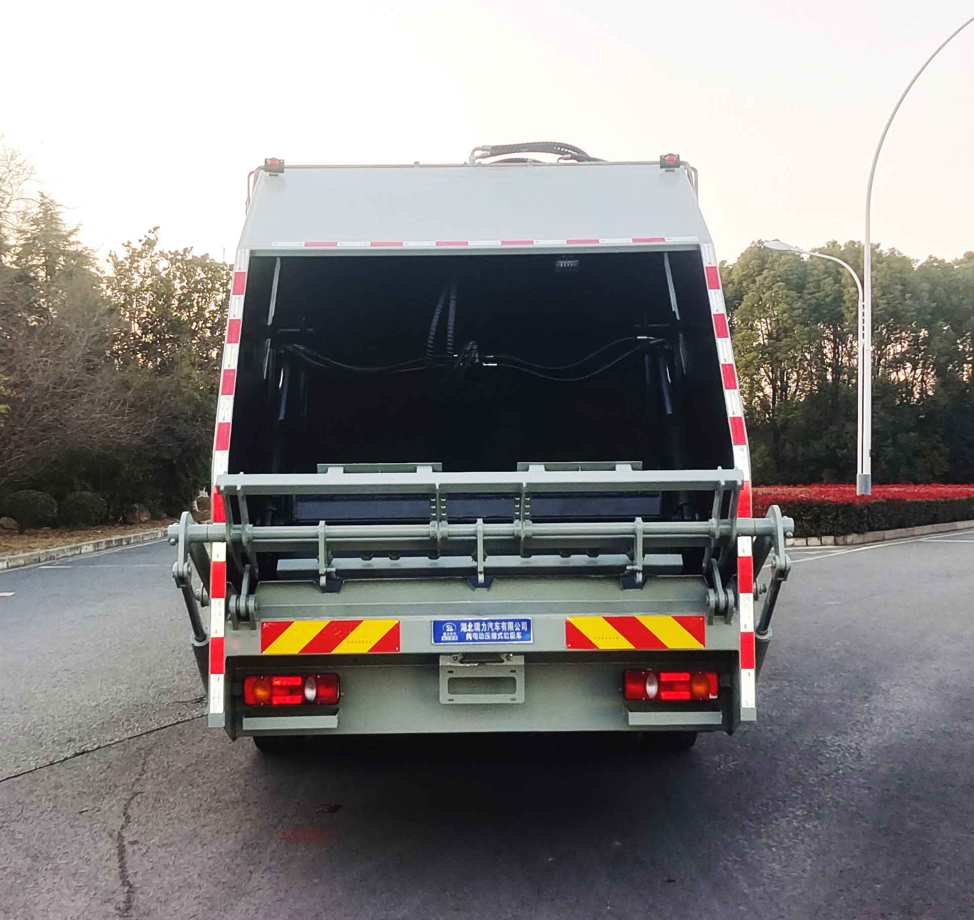 瑞力星牌RLQ5180ZYSBEV純電動(dòng)壓縮式垃圾車公告圖片