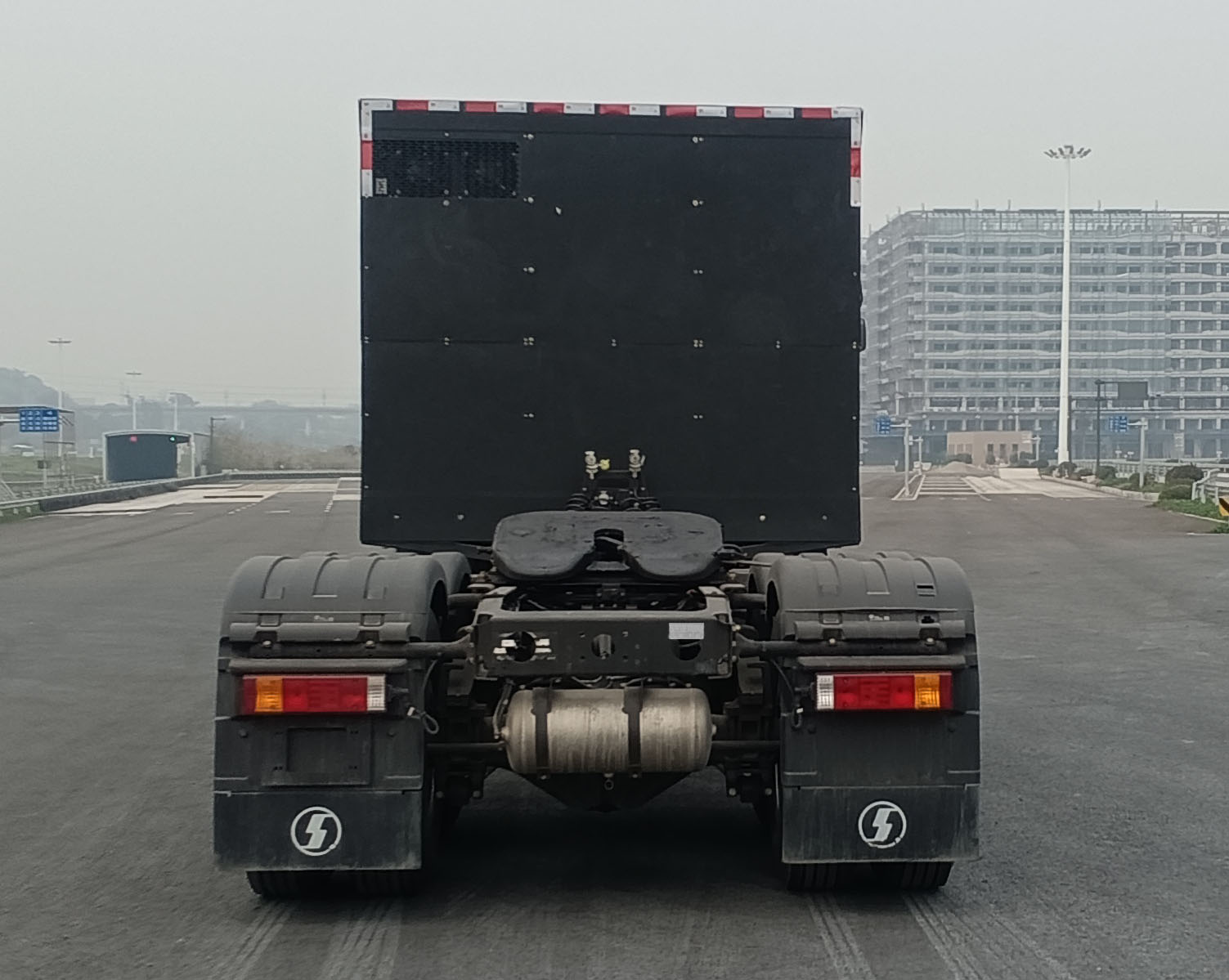 SX42575F4XBEVF2L 陕汽牌694马力后双桥,后八轮纯电动纯电动牵引汽车图片