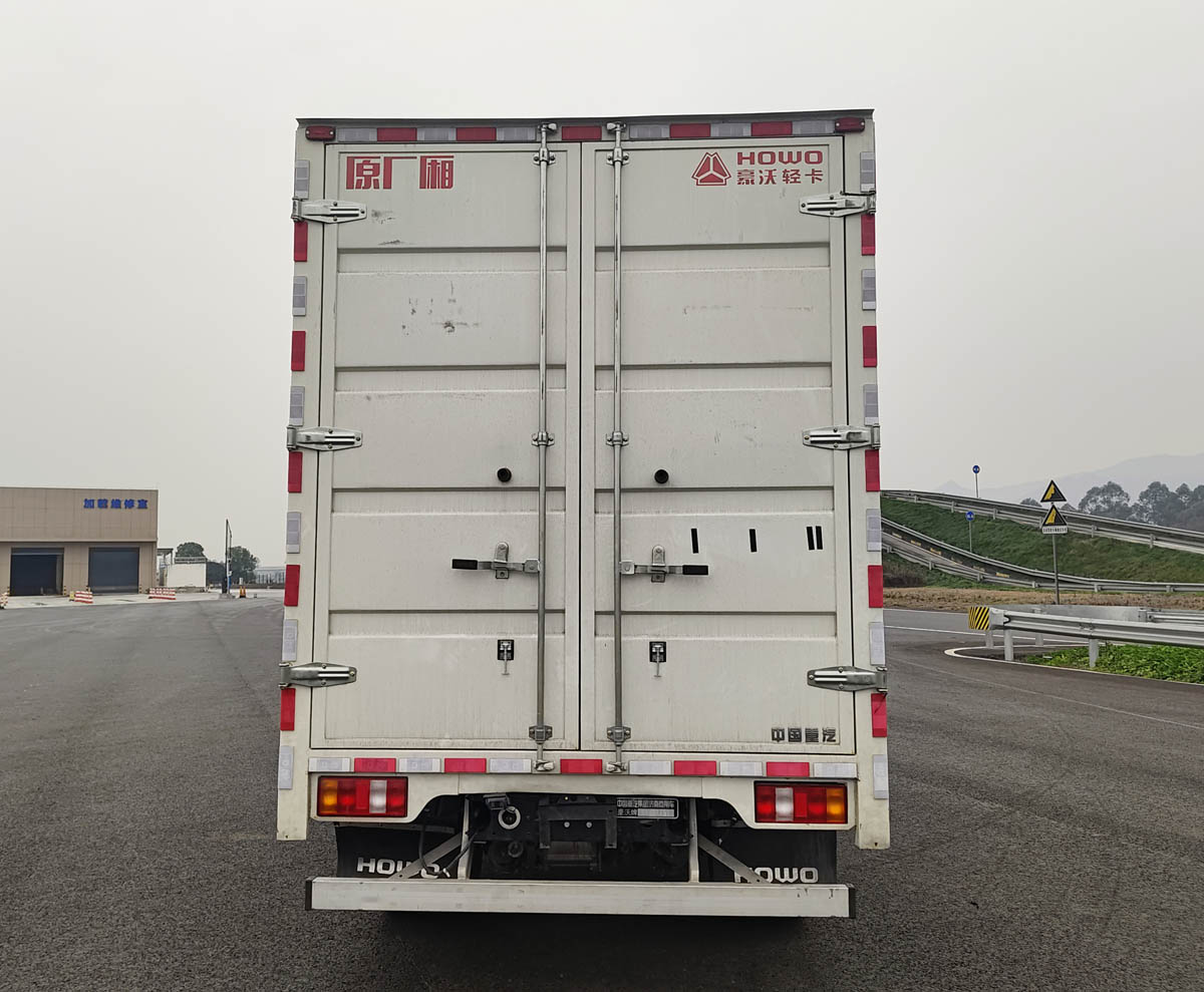 豪沃牌ZZ5047XXYH3414Z145BEVB4纯电动厢式货车公告图片