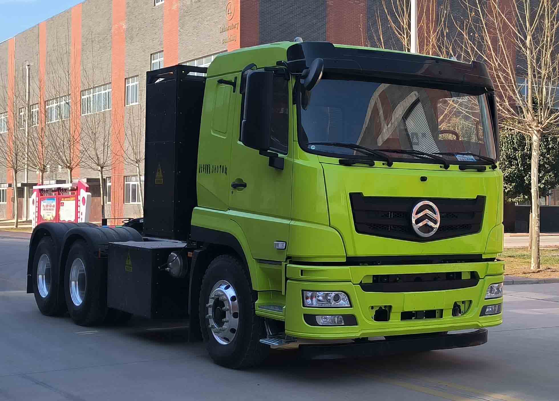金旅牌 612马力 纯电动半挂牵引车(XML4251JEVJ08)