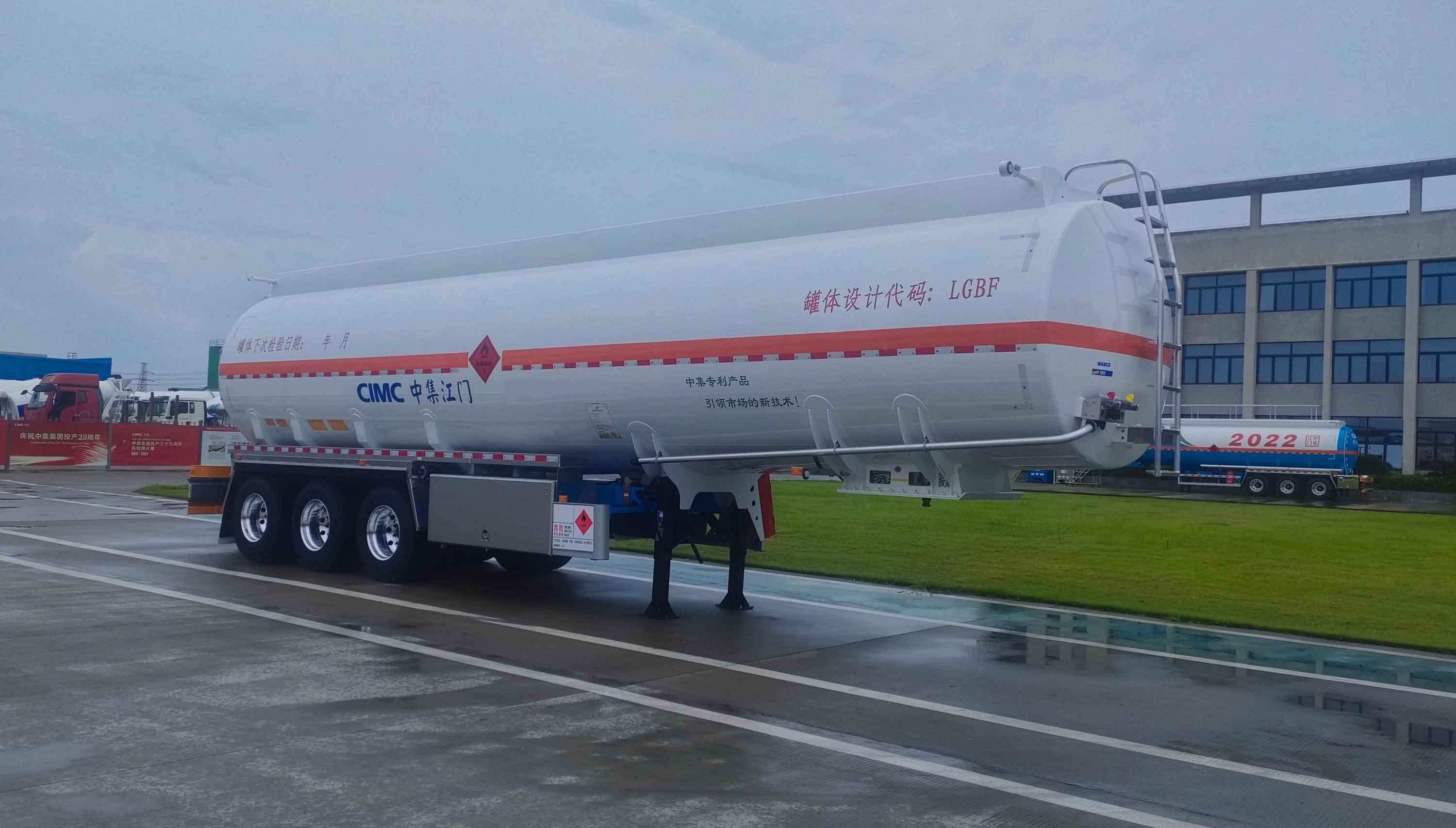 中集牌12.2米34吨3轴铝合金运油半挂车(ZJV9402GYYJMA)
