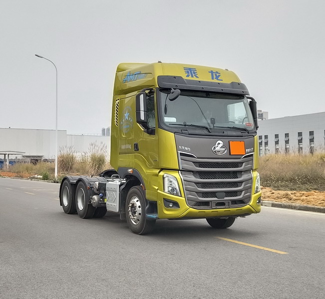 乘龙牌 528马力 危险品运输半挂牵引车(LZ4250H7DC2)