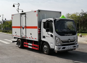 程力威牌CLW5040XFWB6腐蚀性物品厢式运输车