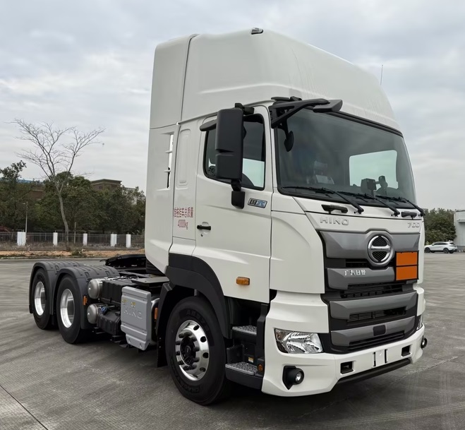 日野牌 457马力 危险品牵引汽车(YC4250SS1UK6W)