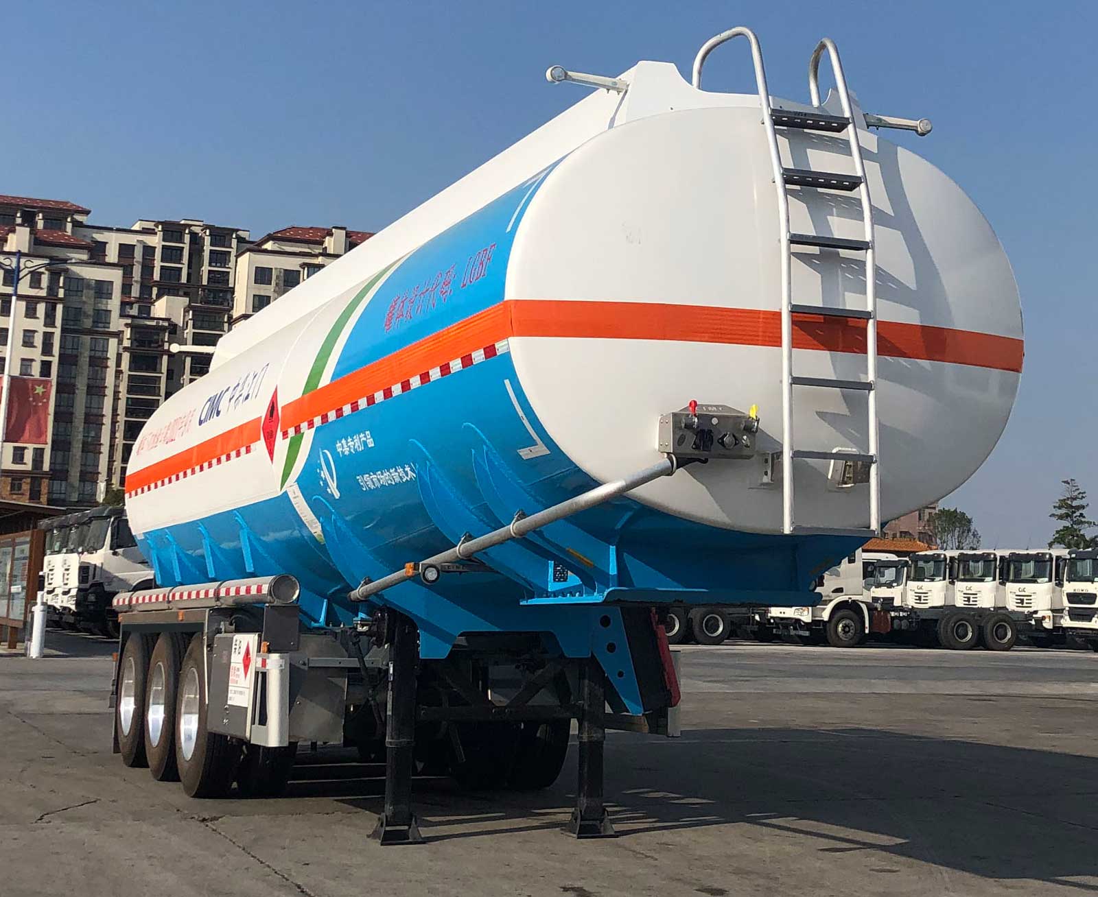 中集牌11.1米34.3吨3轴铝合金运油半挂车(ZJV9404GYYJMA)