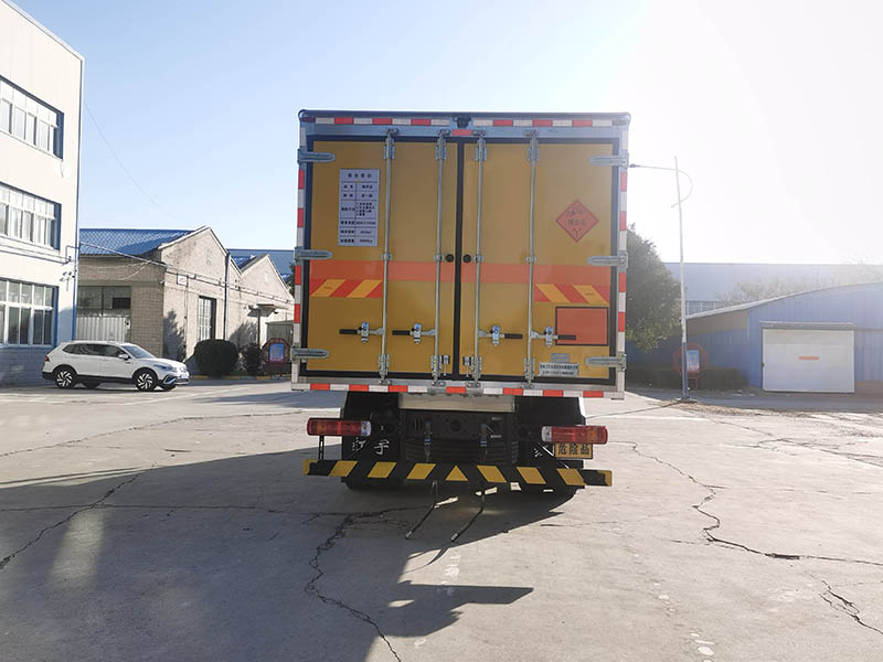 紅宇牌HYJ5180XQY-BJ爆破器材運(yùn)輸車公告圖片