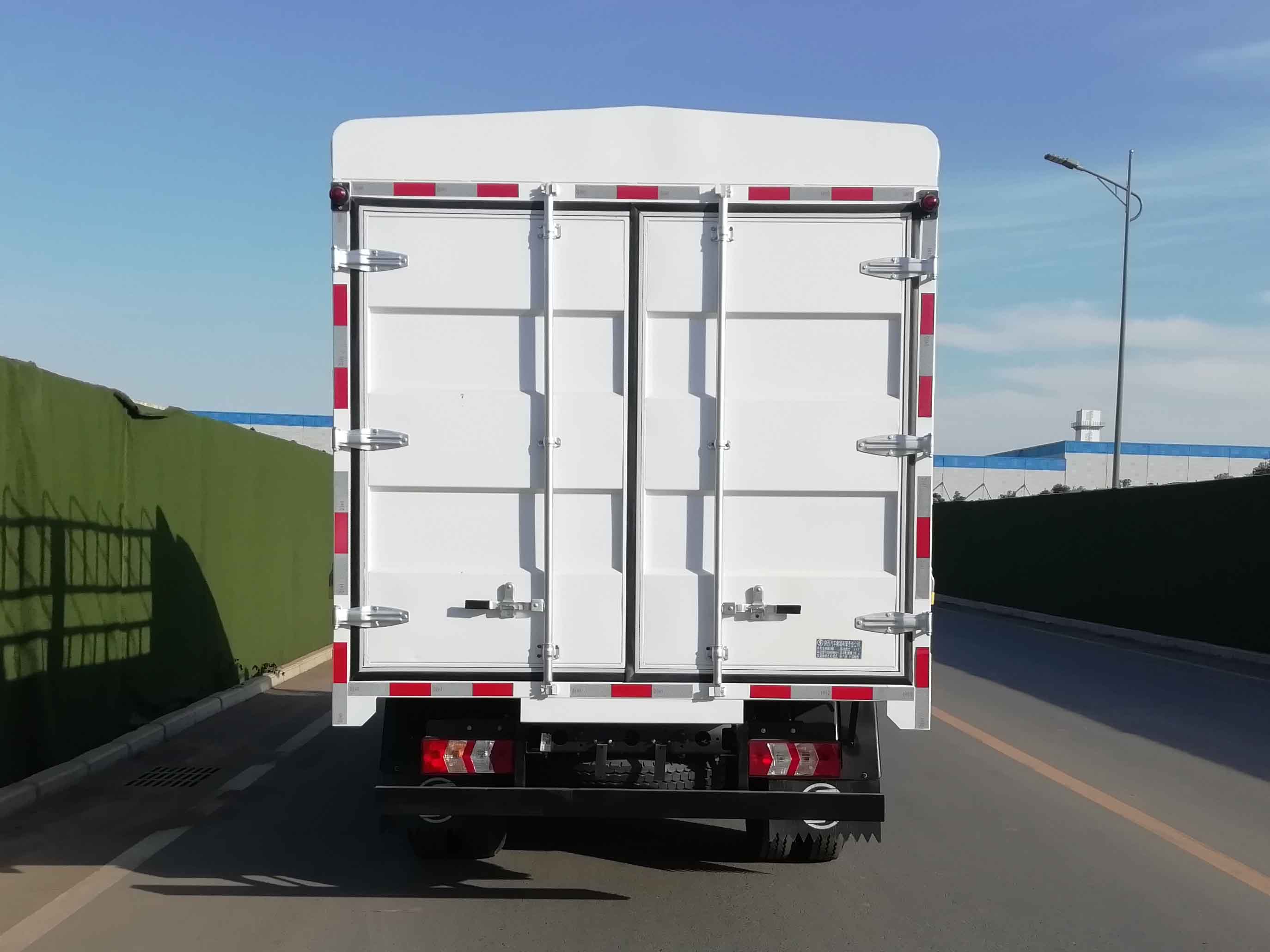 陜汽牌SX5040CCYNP6331倉(cāng)柵式運(yùn)輸車(chē)公告圖片