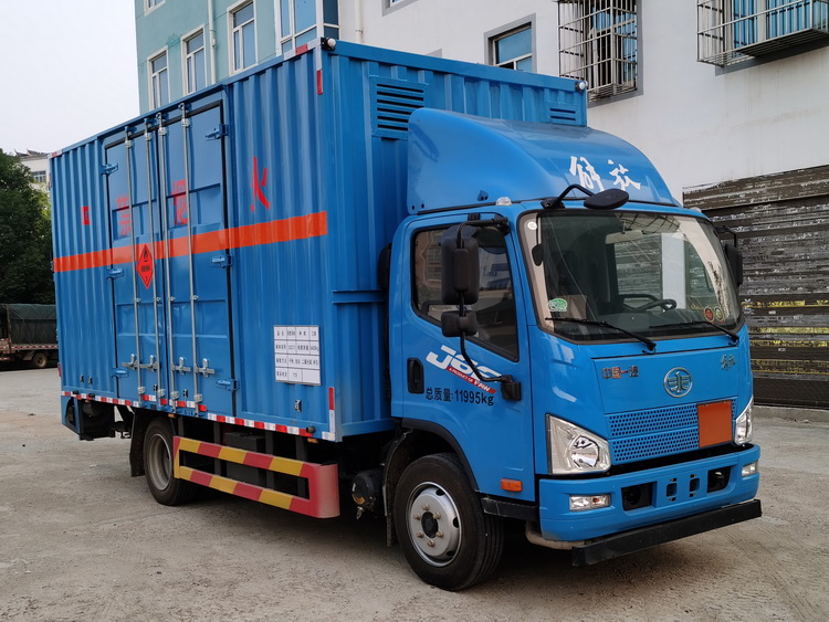 永强牌YQ5120XRYQ2易燃液体厢式运输车