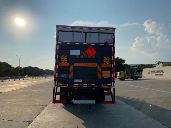 楚勝牌CSC5181XRQD6易燃?xì)怏w廂式運(yùn)輸車公告圖片