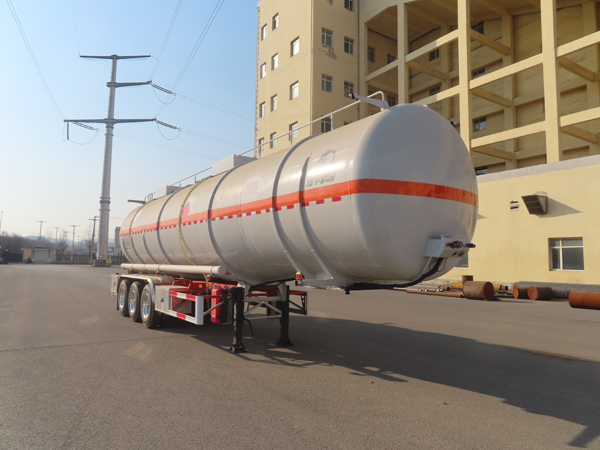 陆平机器牌12.3米32.5吨3轴易燃液体罐式运输半挂车(LPC9403GRYS)