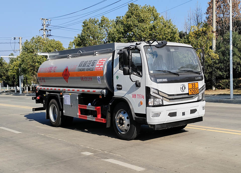 专威牌HTW5125GYYEQ6运油车