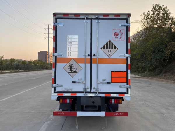 楚胜牌CSC5040XZWJ6杂项危险物品厢式运输车公告图片