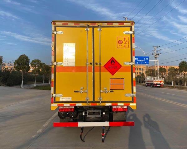 楚勝牌CSC5041XRQ6易燃?xì)怏w廂式運(yùn)輸車公告圖片