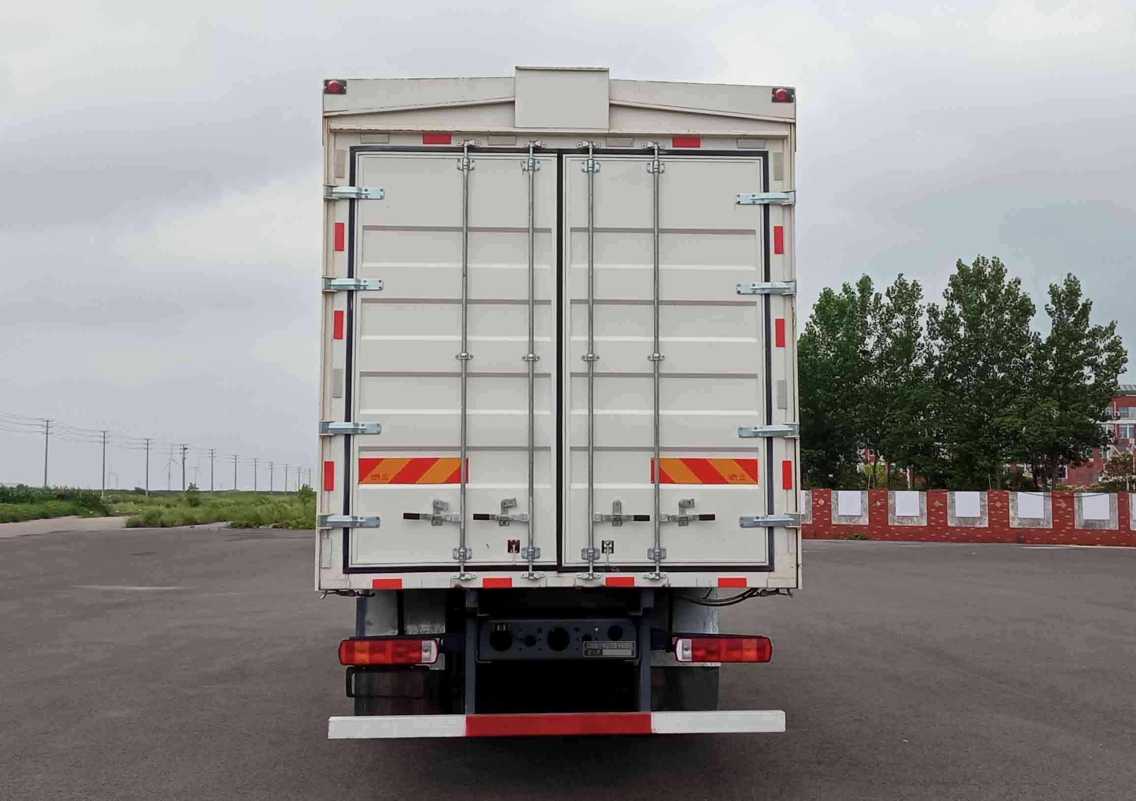 豪沃牌ZZ5187XYKN711GZ1BEV純電動翼開啟廂式車公告圖片