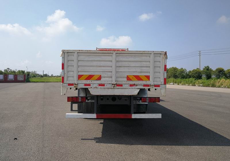 ZZ1256N56CHF1 汕德卡牌290马力前四后四(小三轴)柴油9.6米国六载货汽车图片