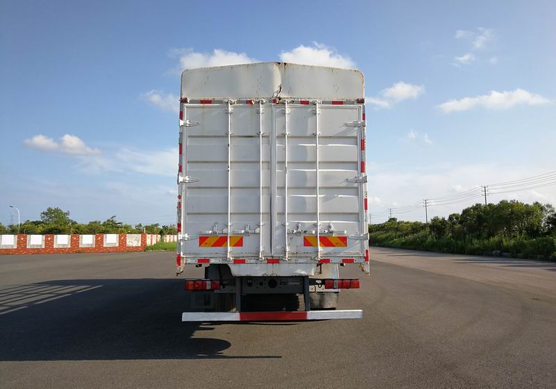 汕德卡牌ZZ5256CCYN56CHF1倉柵式運輸車公告圖片