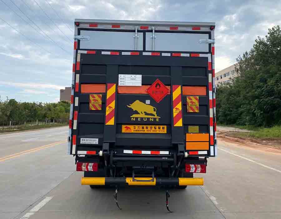 楚勝牌CSC5120XRQJH6易燃?xì)怏w廂式運(yùn)輸車公告圖片