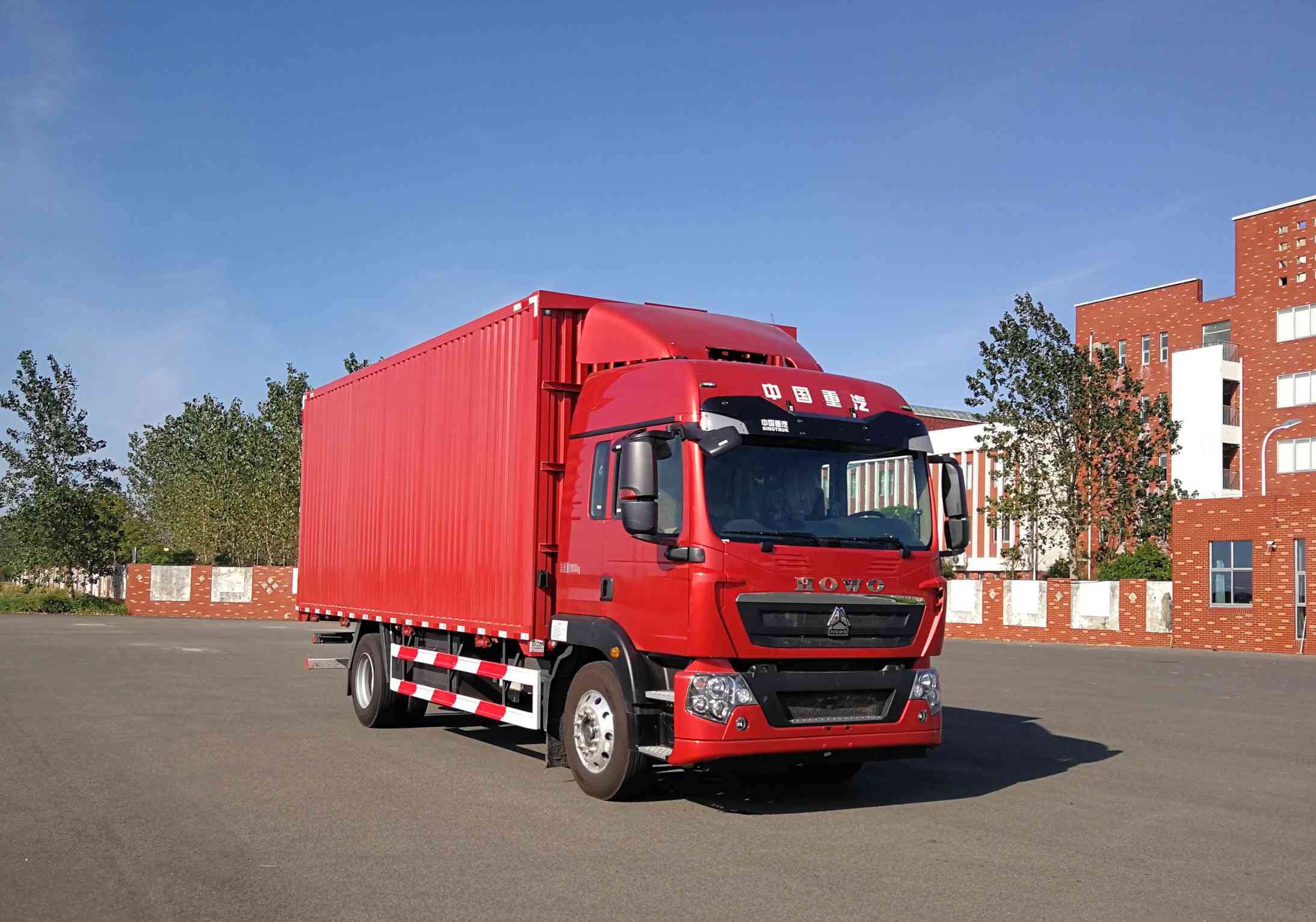 豪沃牌ZZ5187XYKK501GF1翼開(kāi)啟廂式車(chē)公告圖片