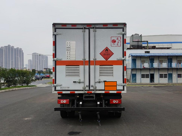 易燃液体厢式运输车图片