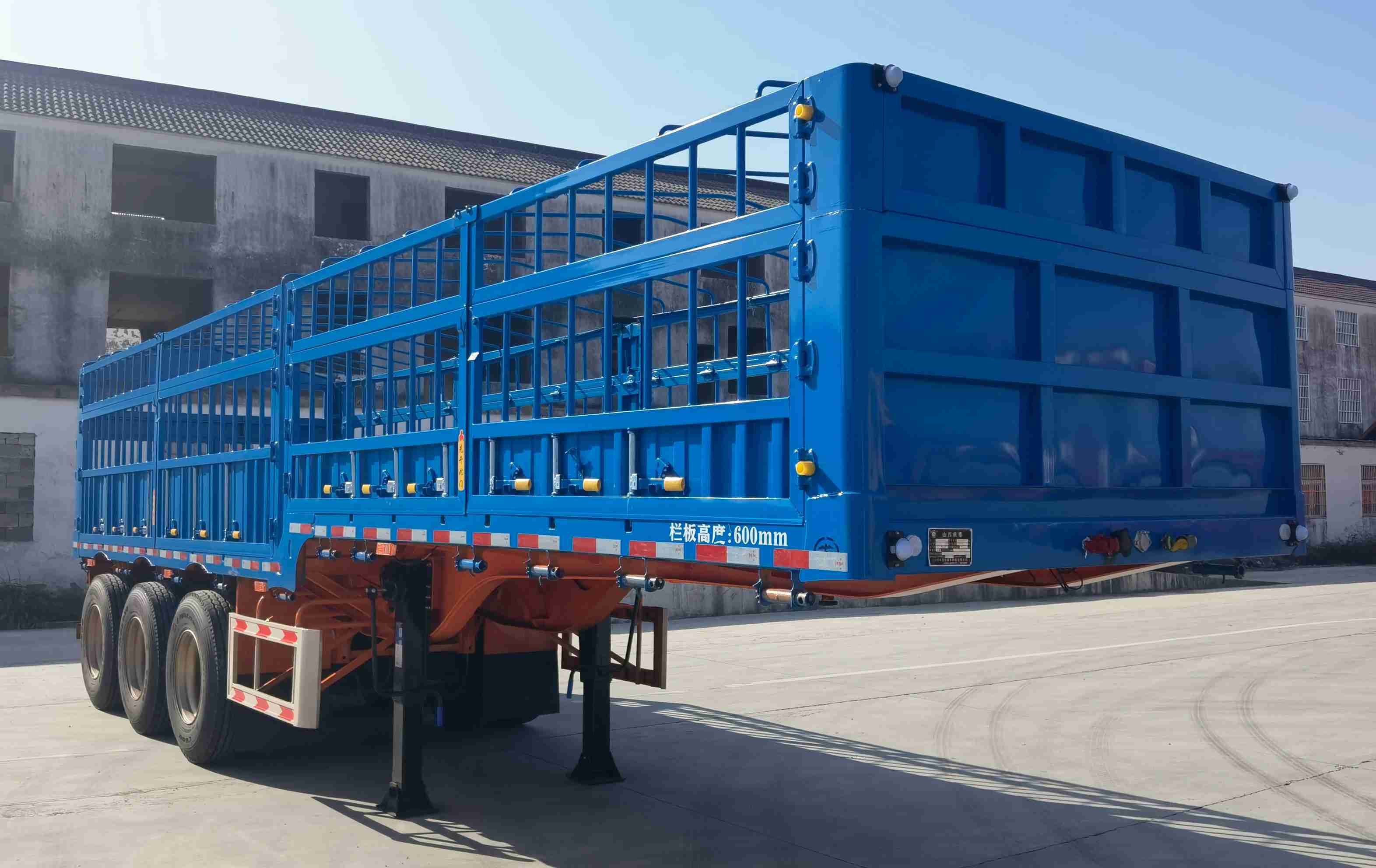 承泰牌10.5米34.7吨3轴仓栅式运输半挂车(XCT9409CCY)