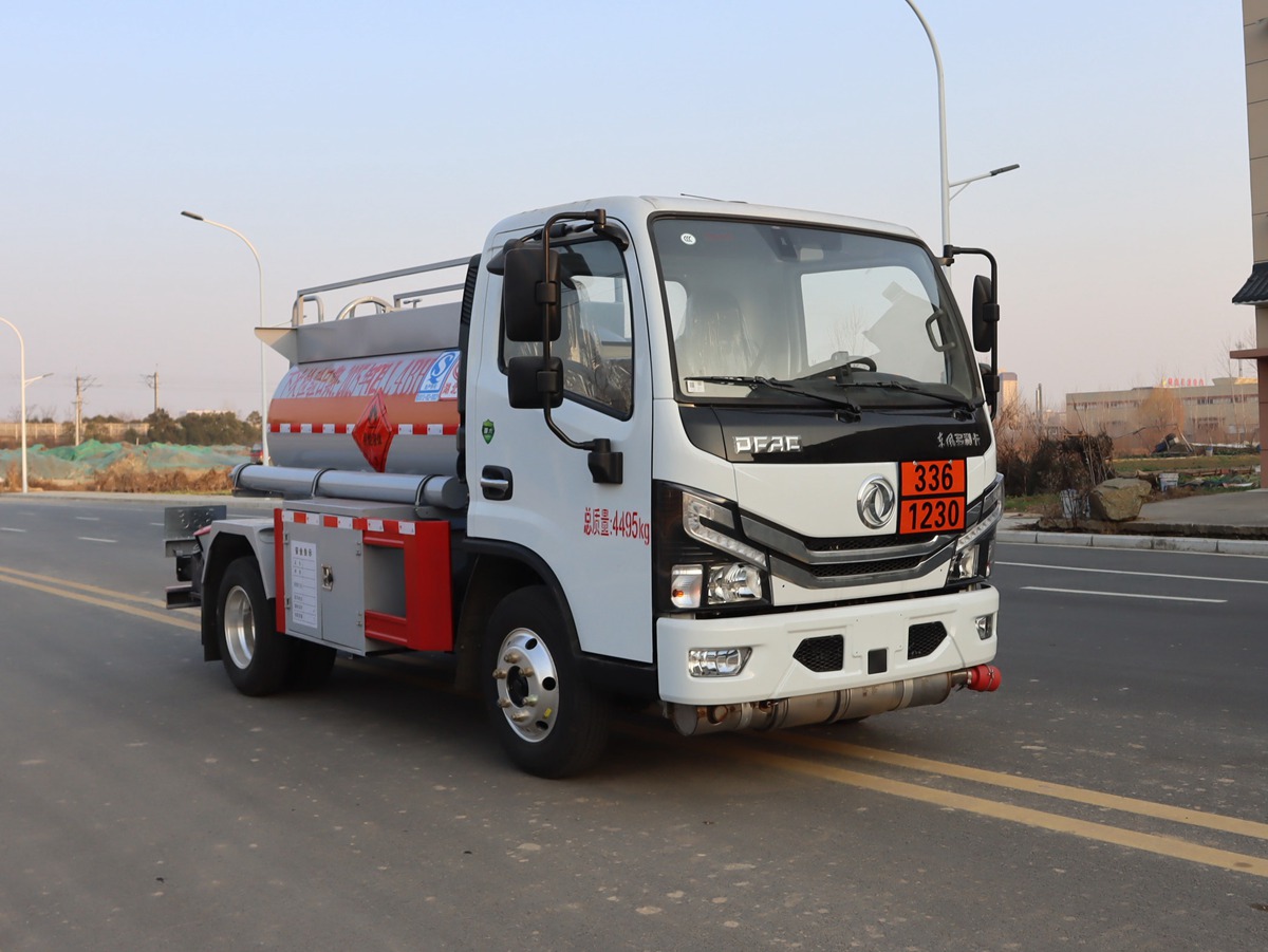 中汽力威牌HLW5040GRYEQ6易燃液体罐式运输车