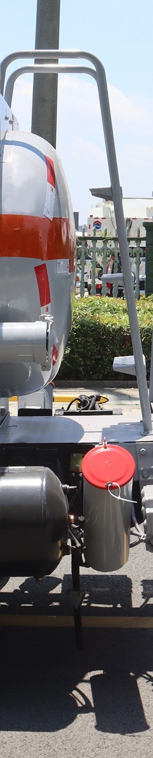 中汽力威牌HLW5040GRYEQ6易燃液體罐式運(yùn)輸車公告圖片