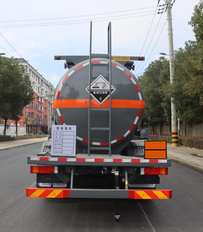 中汽力威牌HLW5322GFWD6腐蝕性物品罐式運(yùn)輸車公告圖片
