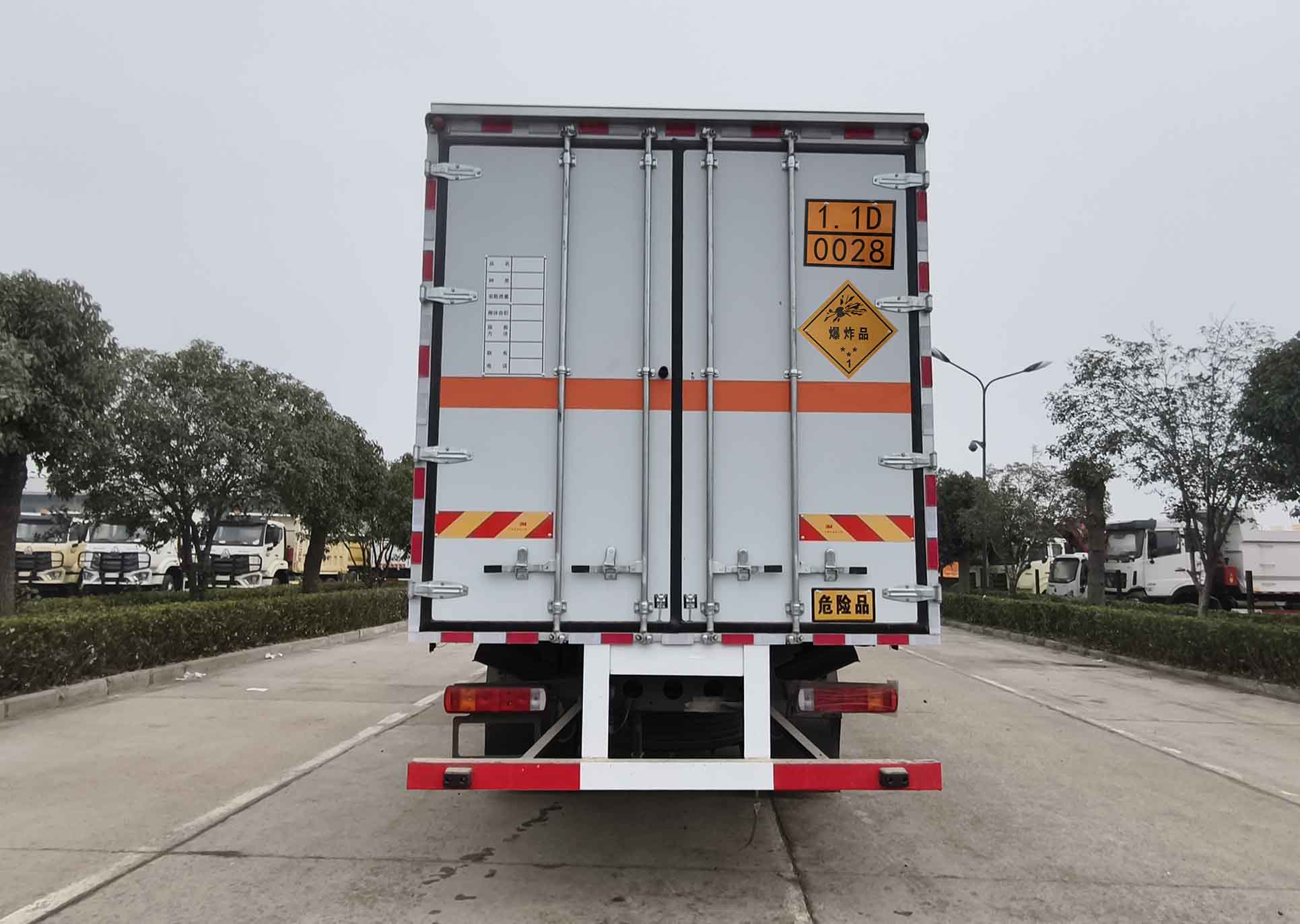 华威驰乐牌SGZ5180XQYZZ6爆破器材运输车公告图片