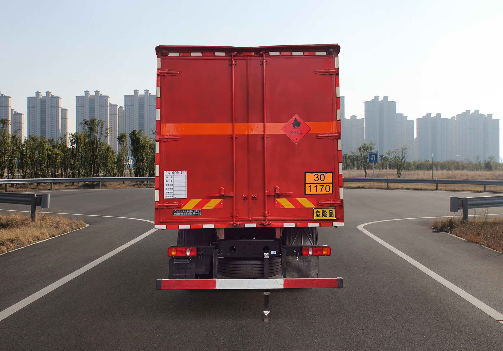 東風(fēng)牌DFV5183XRYGP6D易燃液體廂式運(yùn)輸車公告圖片