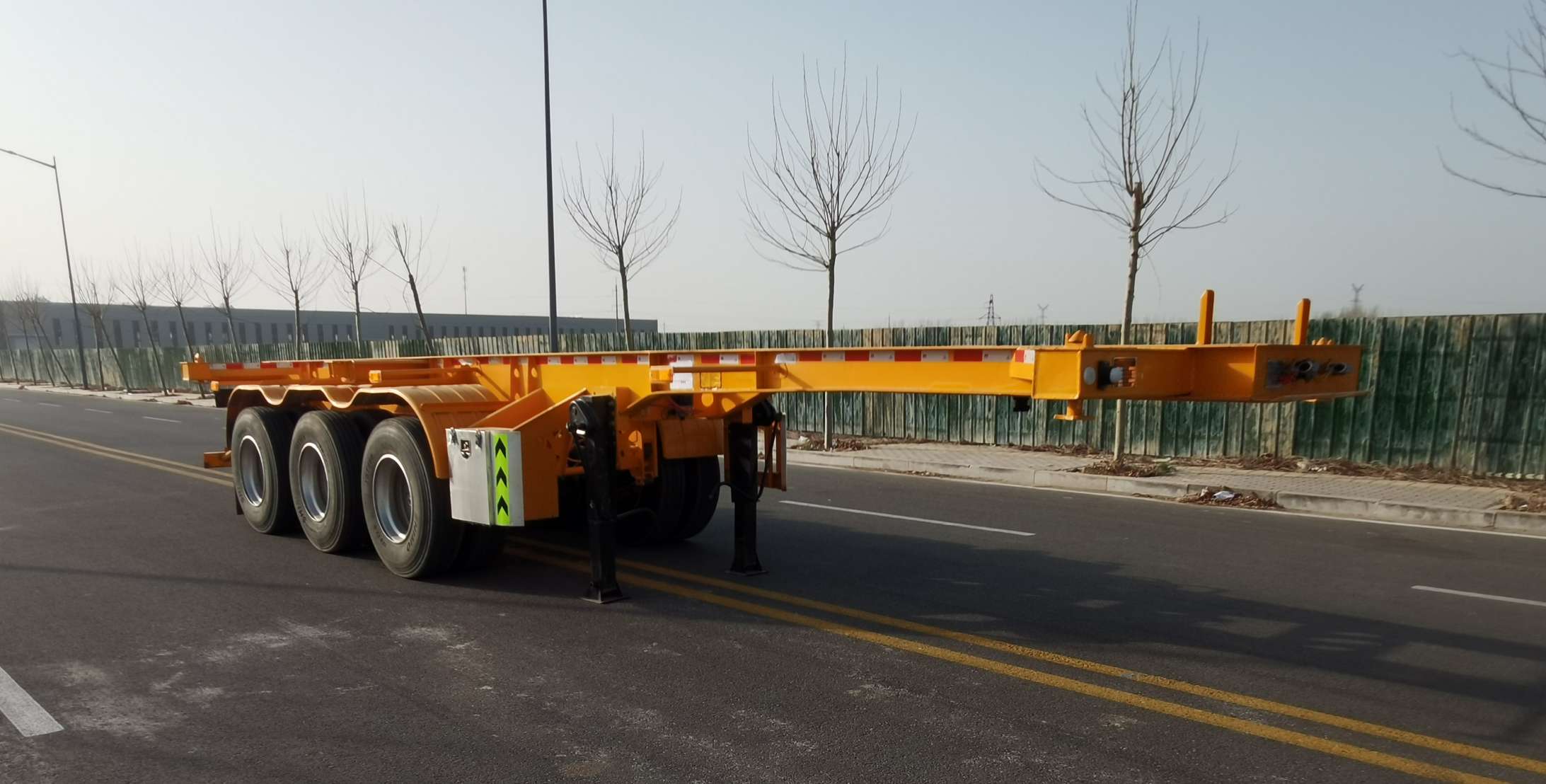 玖杰通达牌10.8米35.1吨3轴集装箱运输半挂车(JJV9402TJZ)