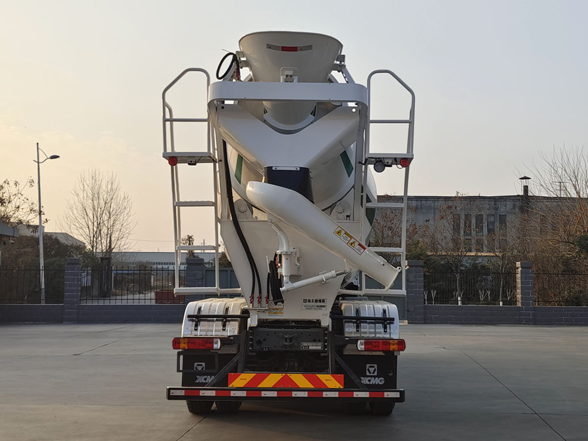 徐工牌XZS5314GJBCZ4混凝土攪拌運(yùn)輸車公告圖片