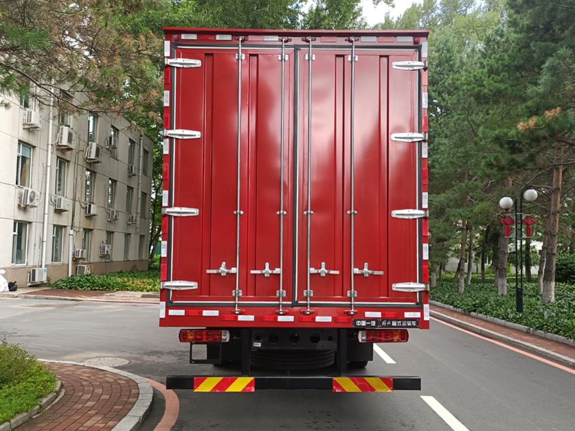 解放牌CA5181XXYP62K1L5E6廂式運(yùn)輸車公告圖片