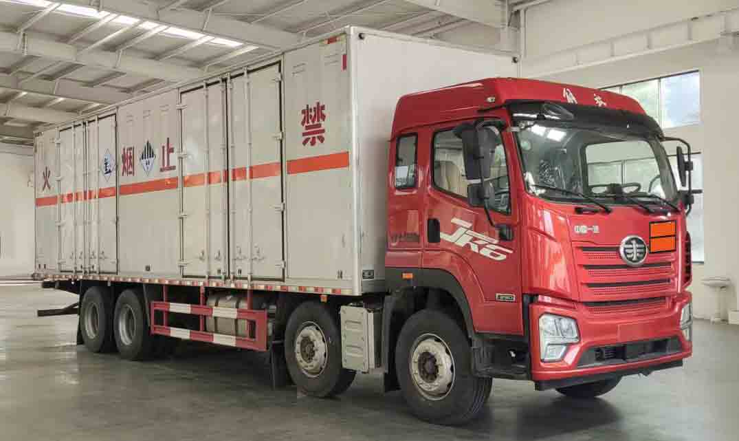 程力威牌CLW5321XZWCDP杂项危险物品厢式运输车