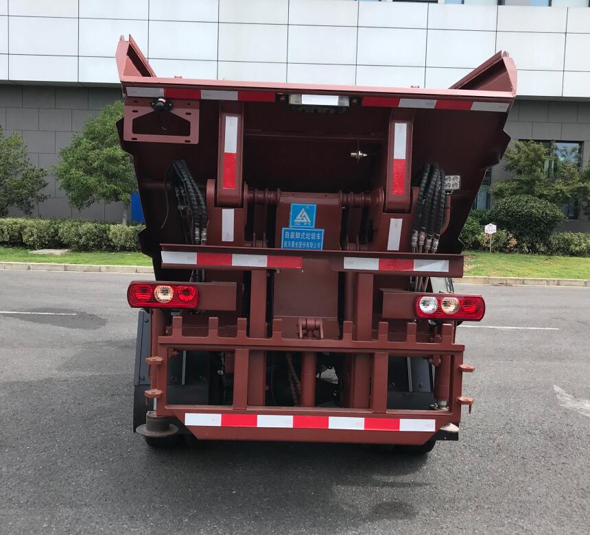 自装卸式垃圾车图片