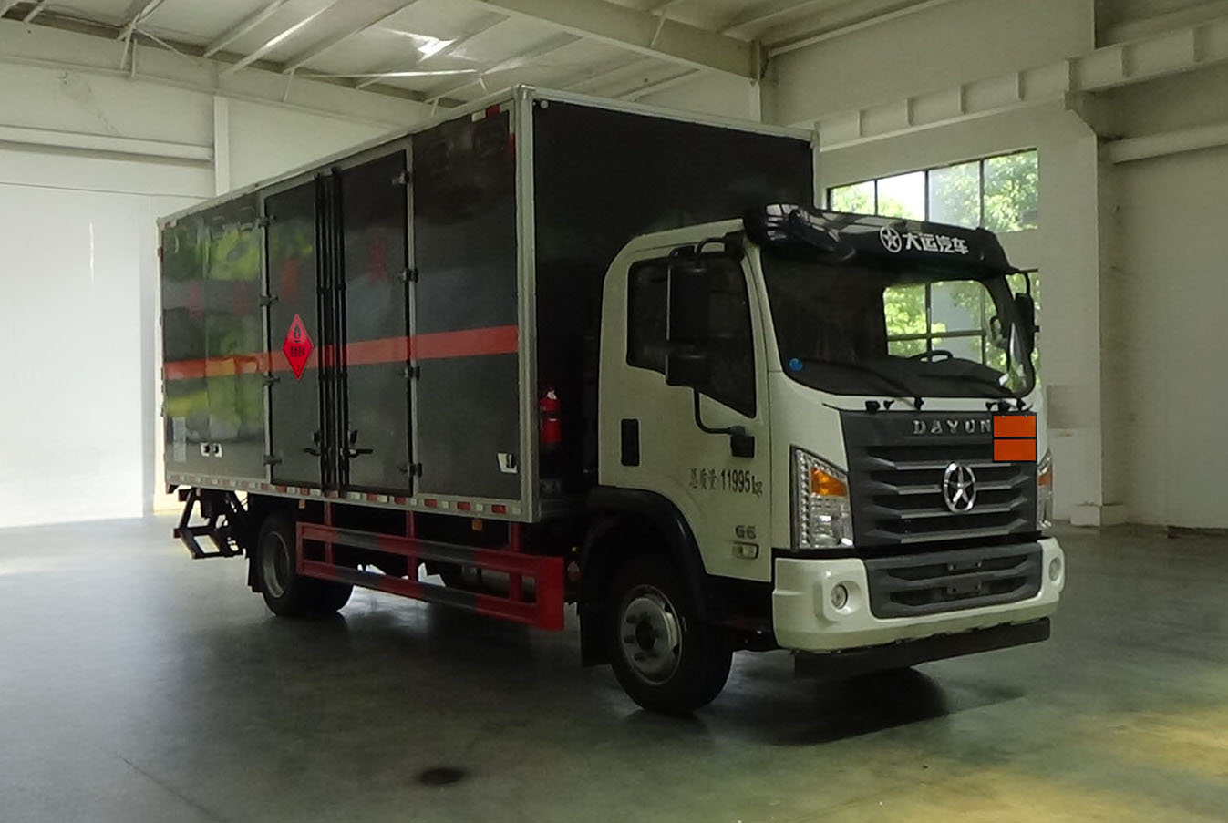 程力威牌CLW5122XRYCDP易燃液体厢式运输车