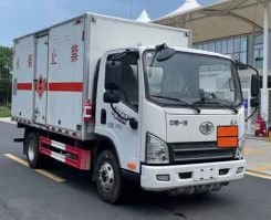 同锐通牌CAA5040XRGC6易燃固体厢式运输车