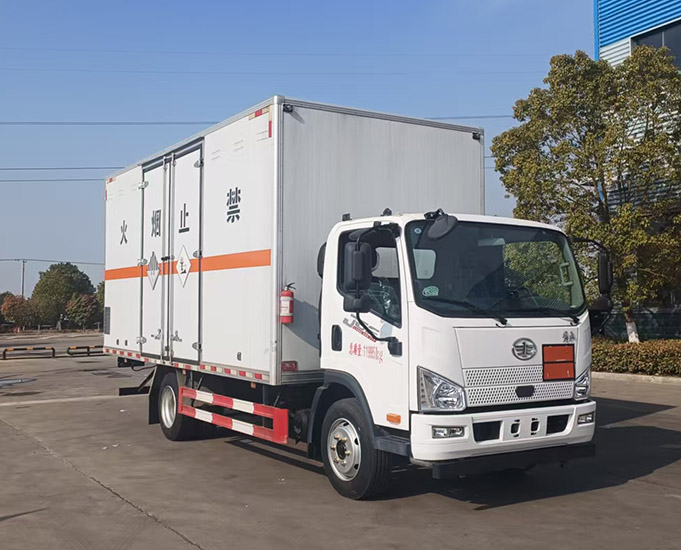 程力牌CL5120XZW6BXW杂项危险物品厢式运输车