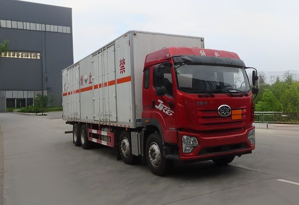 程力威牌CLW5321XFWCDP腐蚀性物品厢式运输车
