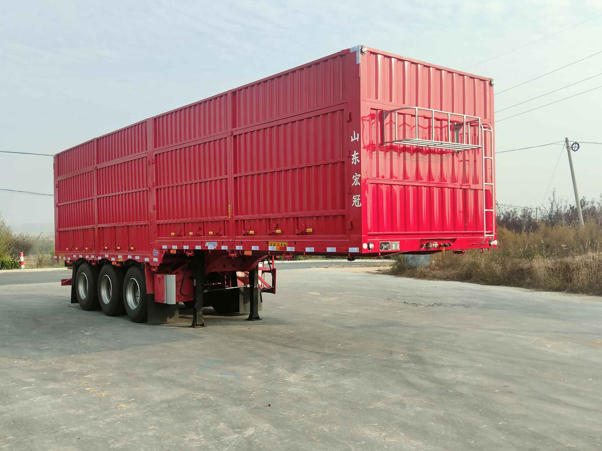 齐鲁宏冠牌10.5米34.8吨3轴厢式运输半挂车(GHG9400XXYE)