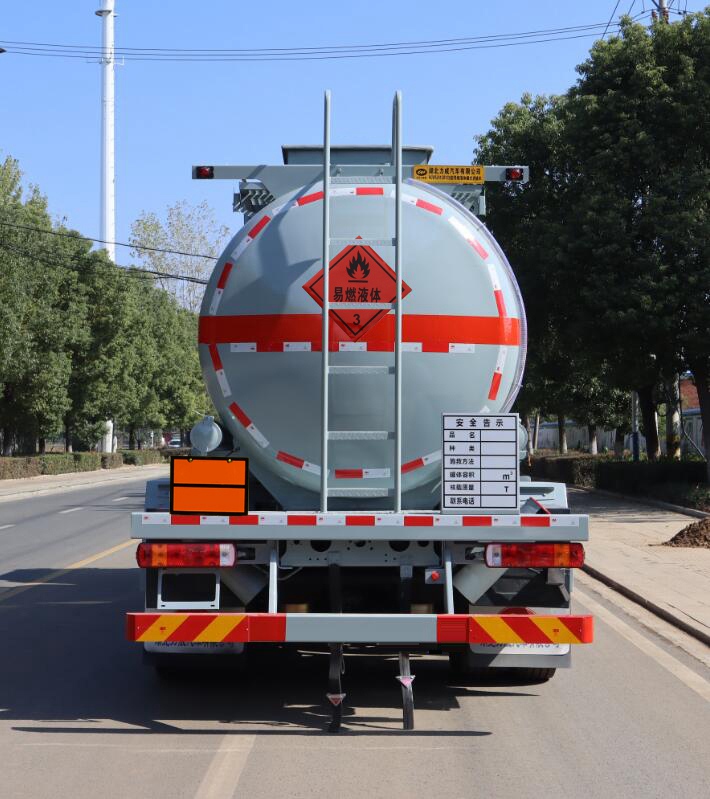 中汽力威牌HLW5261GRYC6易燃液體罐式運輸車公告圖片