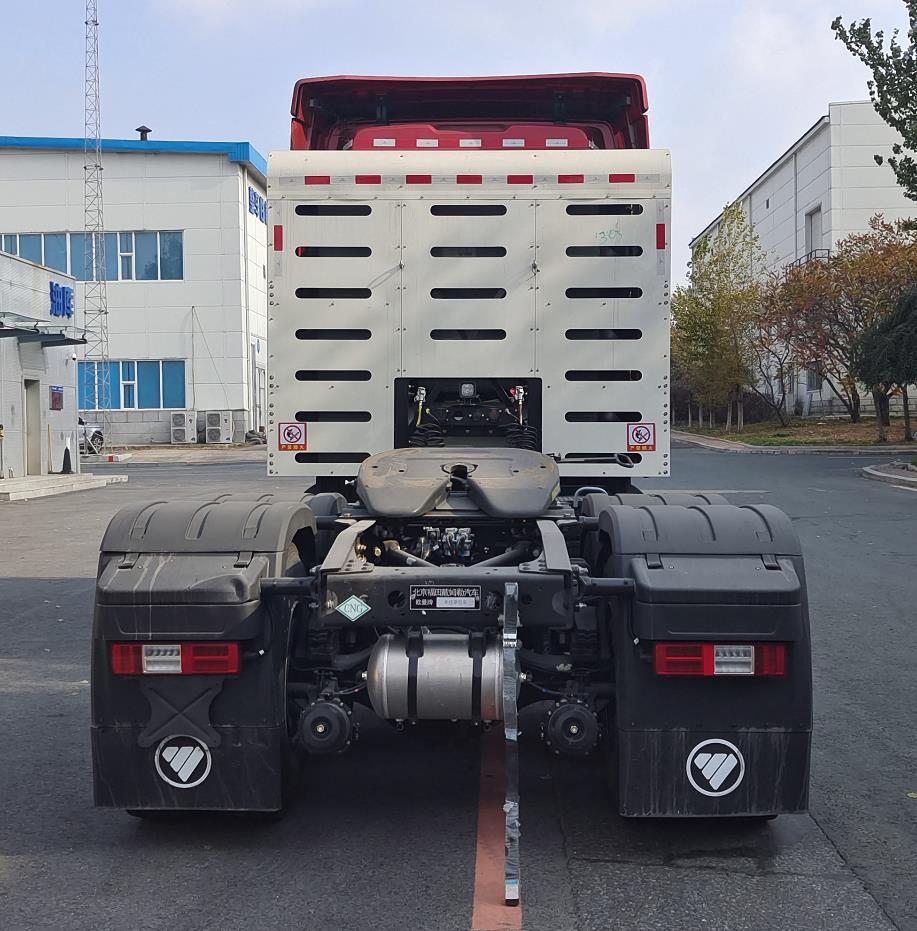 BJ4259C6DLL-02 欧曼牌530马力后双桥,后八轮CNG国六半挂牵引车图片