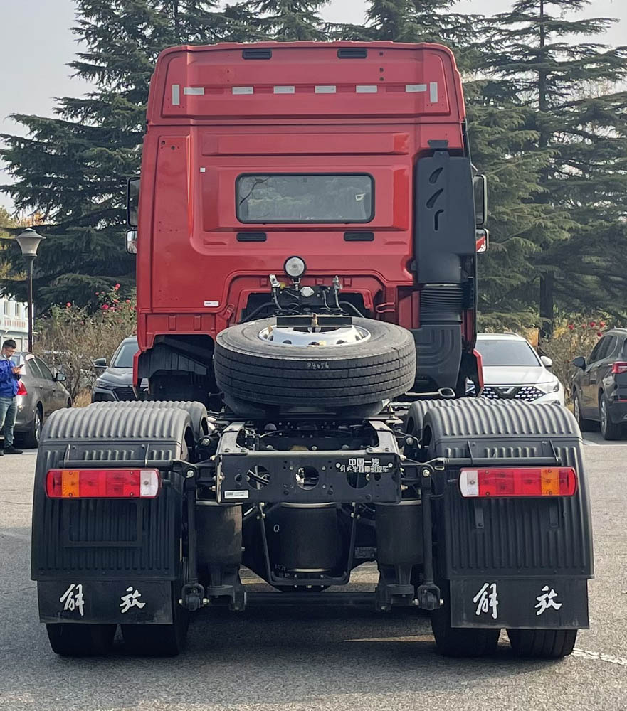 CA4253P26K2T1E6A80 解放牌564马力后双桥,后八轮柴油国六牵引汽车图片